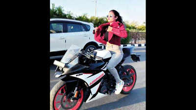 Surat: Girl speeding on sports bike arrested