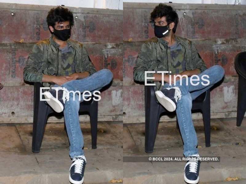 Exclusive photos: Kartik Aaryan waits outside a cafe for his car to arrive