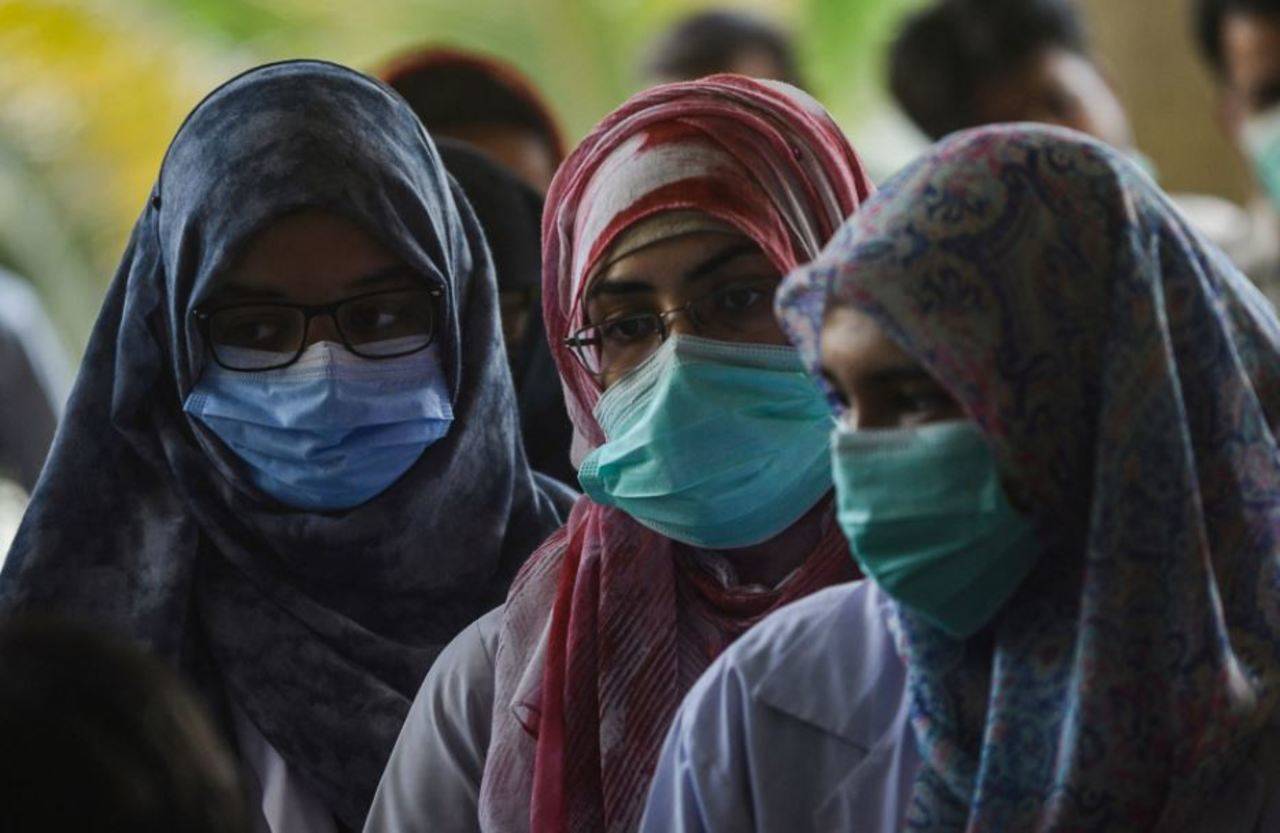 Wearing masks made mandatory in Islamabad amid rising Covid cases picture