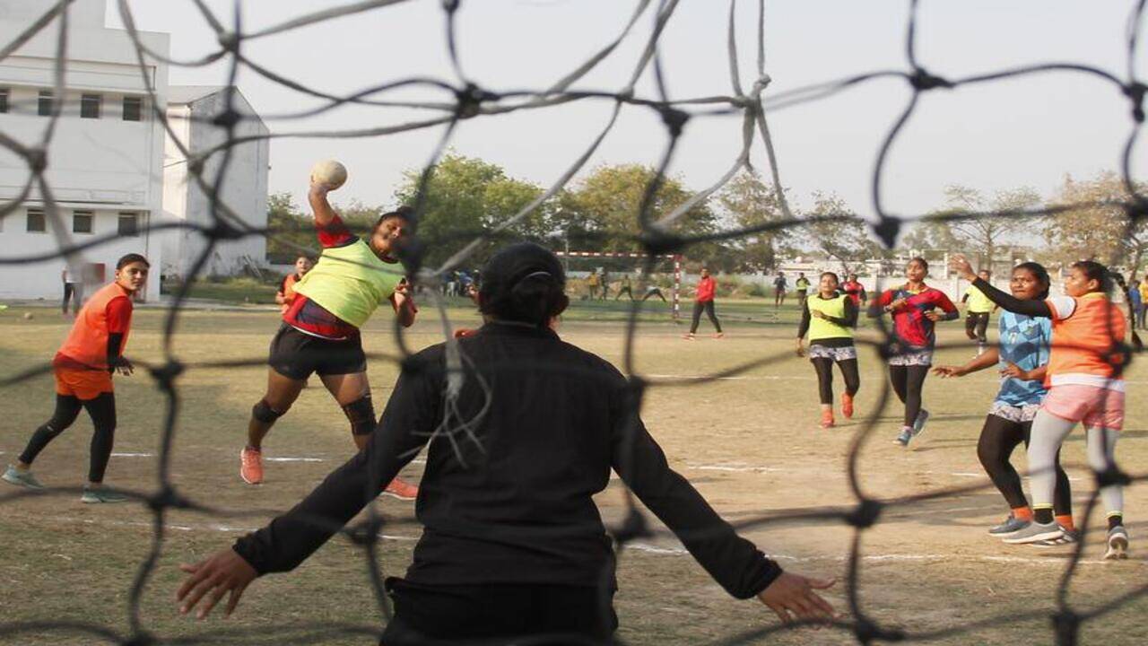 16 international players in railway's women national handball squad |  Lucknow News - Times of India