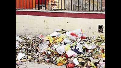 PMC officials take up brooms, launch cleanliness drive in Patna