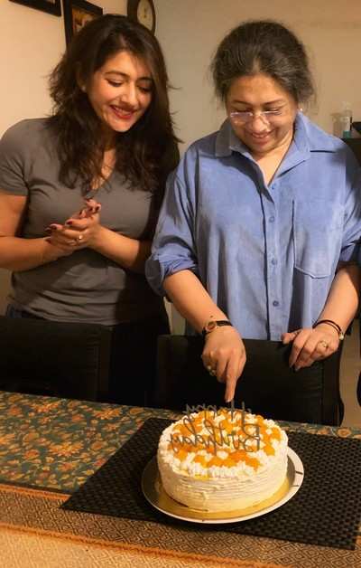 Tanusree Shankar celebrates her b’day with daughter in Mumbai