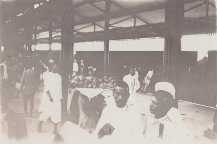 A scene from Indian platform (1920s)