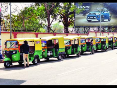 Lack of CNG stations leaves auto drivers in long queues