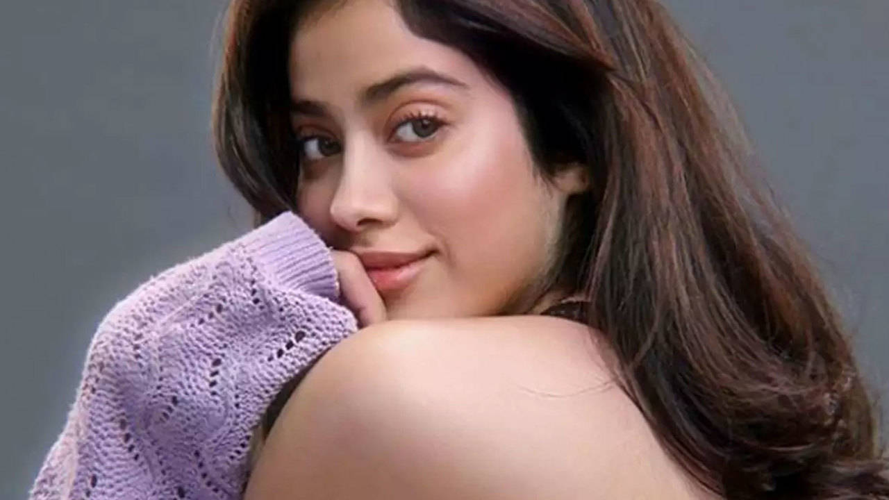 Here's how Janhvi Kapoor reacted when a fan compared her to Alia Bhatt |  Hindi Movie News - Bollywood - Times of India