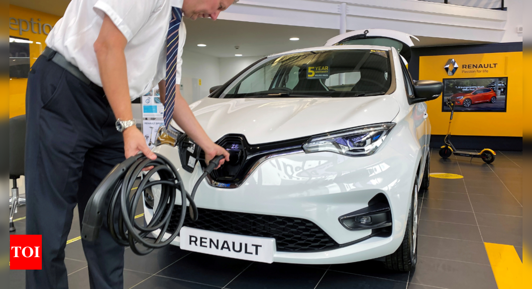 Renault projects its electric, hybrid car sales will double in 2021 ...