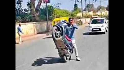 Four performing dangerous stunts on bikes in Morbi held