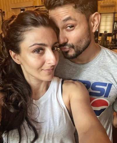 Soha Ali Khan shares a quirky selfie with hubby Kunal Kemmu | Hindi Movie News - Times of India