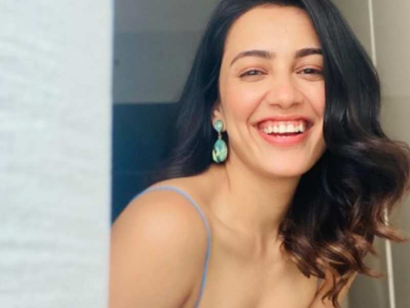 Esha Kansara shares happy pictures on her Instagram handle | Gujarati ...