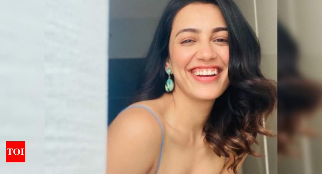 Esha Kansara shares happy pictures on her Instagram handle | Gujarati ...