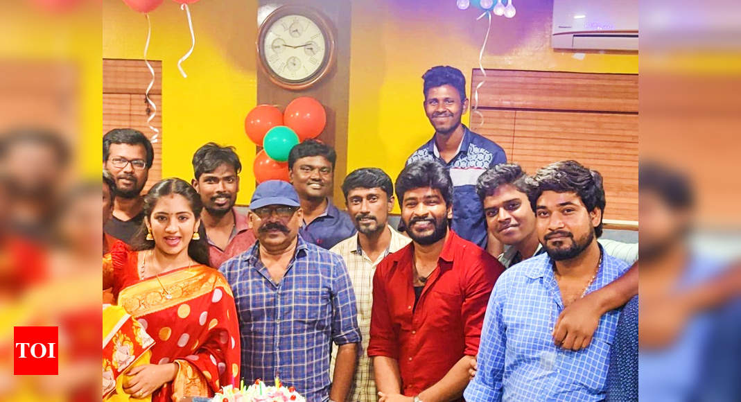 Idhayathai Thirudathey completes 400 episodes; Navin Kumar, Karthiga ...