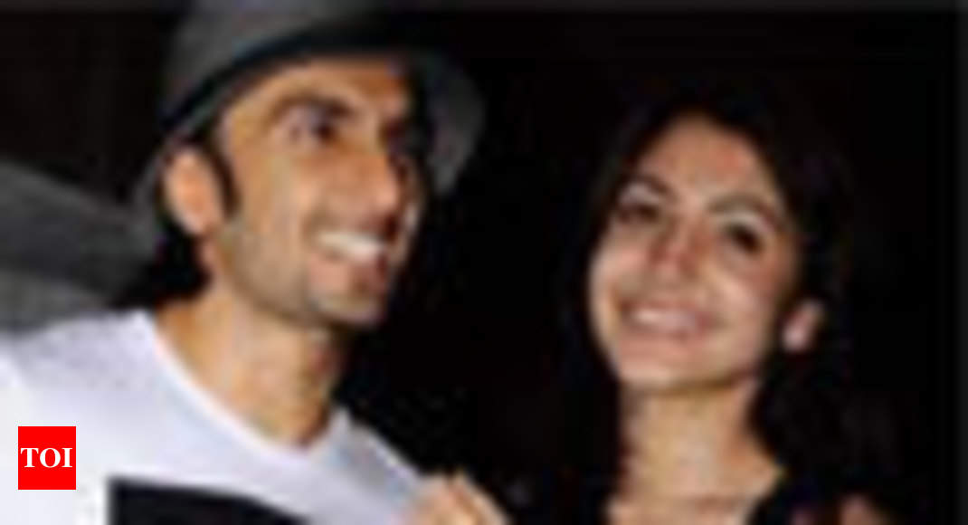 Ranbir Kapoor, Neetu Singh, Deepika Padukone & the Crew of Yeh Jawaani Hai  Deewani