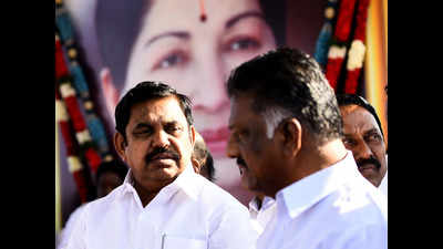 EPS cautions OPS against making pro-Sasikala remarks