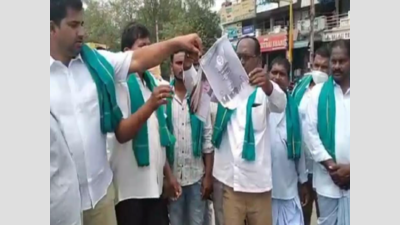 Nizamabad turmeric farmers burn BJP Tamil Nadu manifesto in Armoor