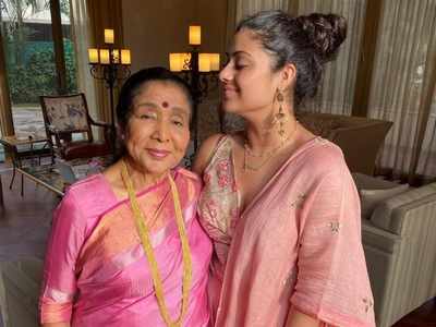 WATCH: Asha Bhosle celebrates with granddaughter Zanai as she receives Maharashtra Govt's highest honour
