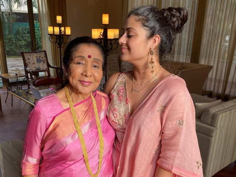 Watch Asha Bhosle Celebrates With Granddaughter Zanai As She Receives Maharashtra Govt S Highest Honour Hindi Movie News Times Of India