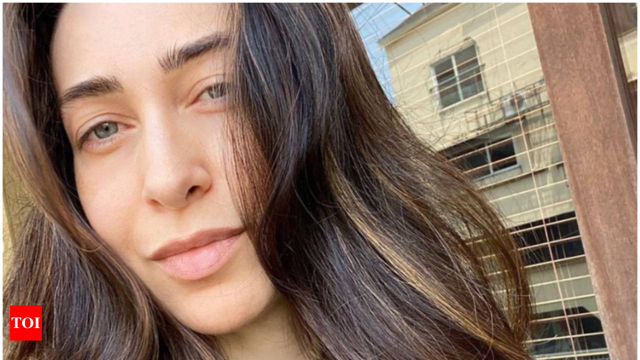 These no makeup selfies by Karisma Kapoor are everything at the moment! -  Colorscineplex