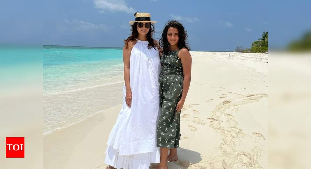 Dia and Samaira pose together in Maldives