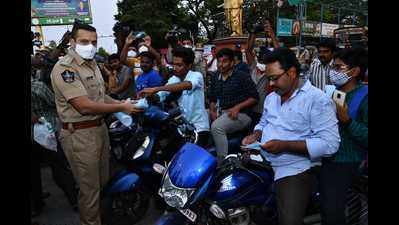 Andhra Pradesh: Prakasam SP cracks whip against those not wearing masks