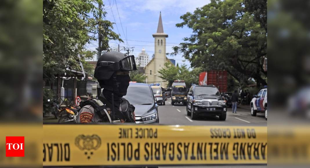 Suspected suicide bomber in Indonesian church injures several