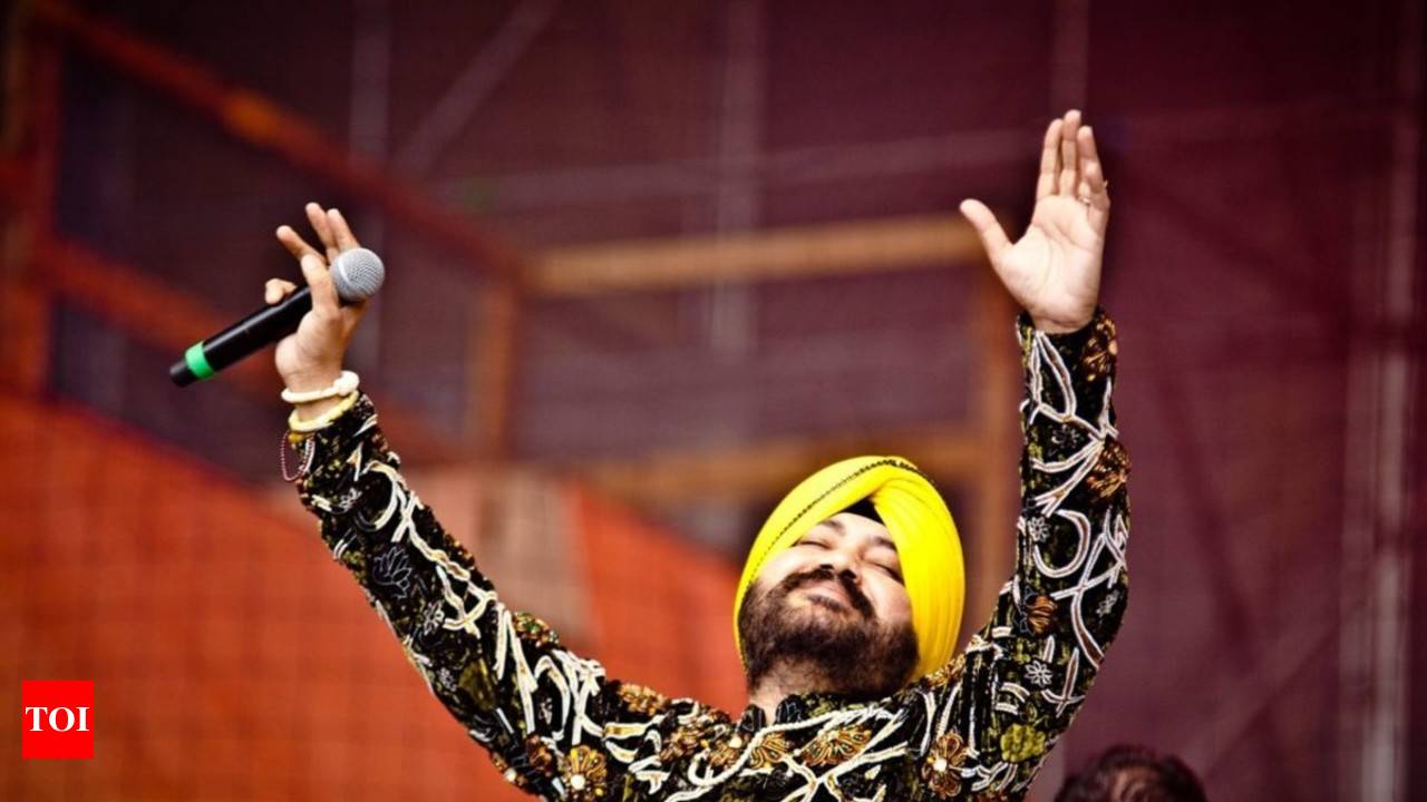 Daler Mehndi - Stage Lights Music .... zoom . . #dalermehndi #bolotararara  #dardirabrabkardi #balleballe #hojayegiballeballe #tunaktunaktun #bahubali  #deewani #dangal | Facebook