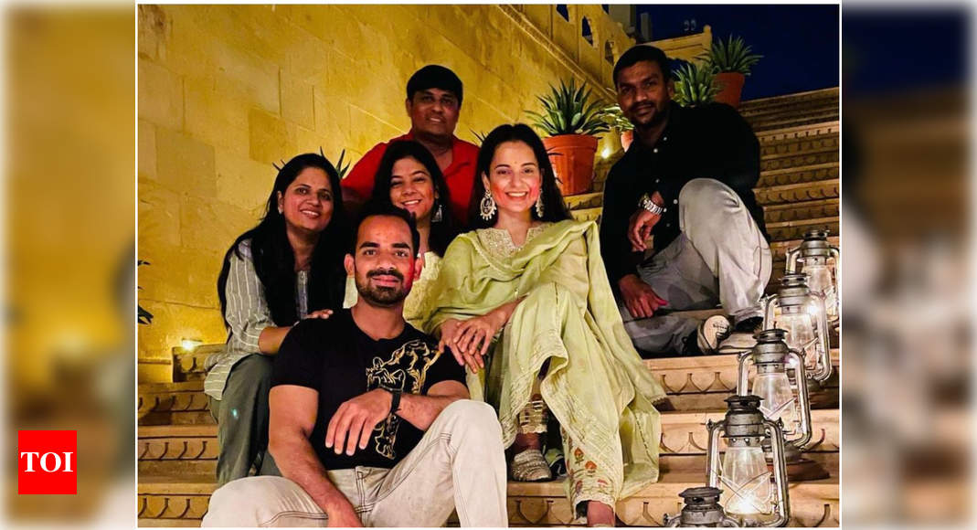 Kangana Ranaut gives a glimpse of her ‘working Holi’ celebration with her ‘Tejas’ team – Times of India