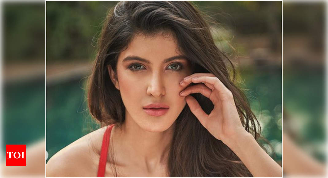 Shanaya Kapoor slays it in her latest Insta post | Hindi Movie News ...