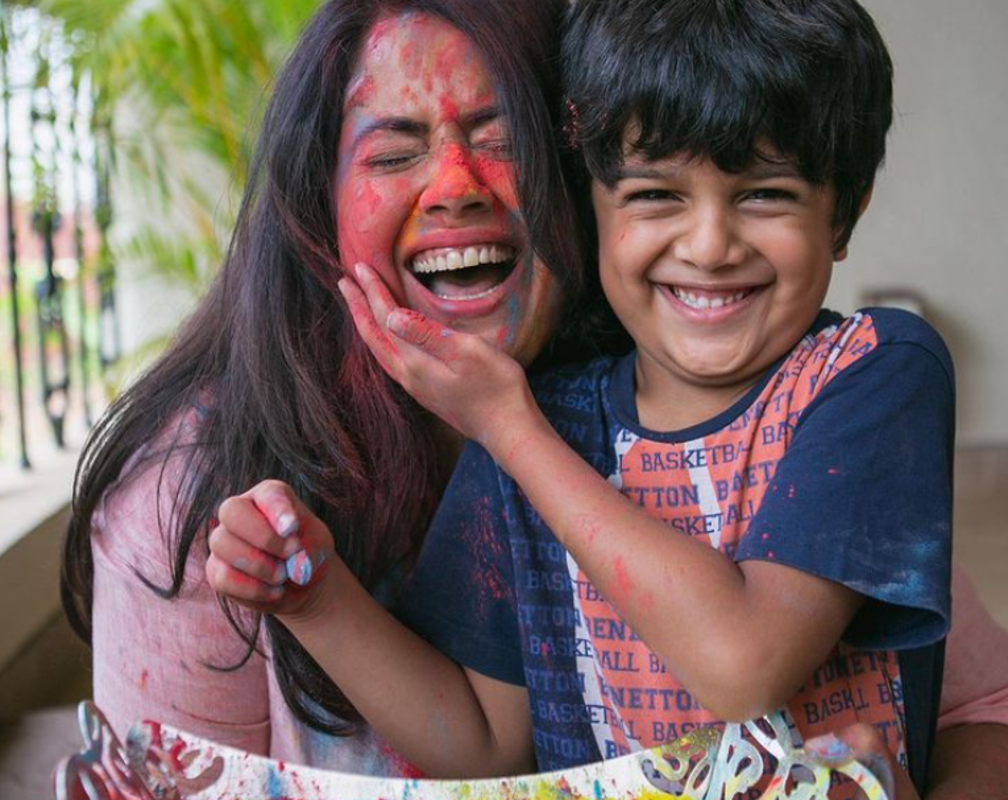 
Holi Special: Sameera celebrates the festival of colours with her kids
