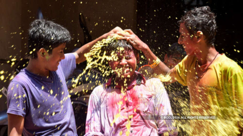 Mumbaikars celebrate Holi