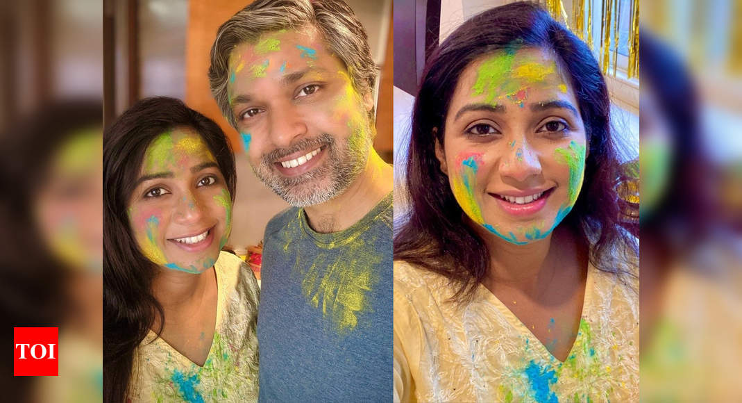 Mom-to-be Shreya celebrates Holi at home