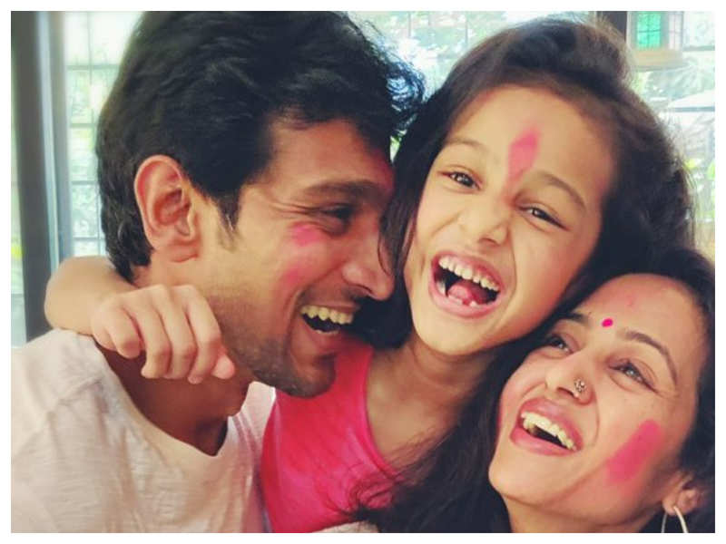 Photos: Pratik Gandhi poses with wife Bhamini Oza and daughter as they  celebrate Holi together | Hindi Movie News - Times of India