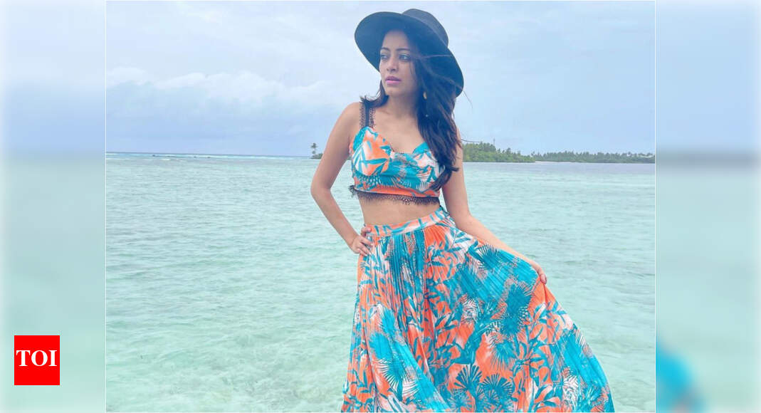 Janani Iyer rings in her birthday in Maldives | Tamil Movie News ...