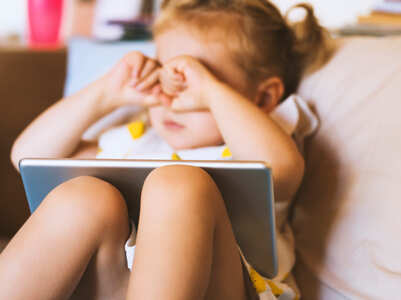 Signs and symptoms of lazy eyes in kids