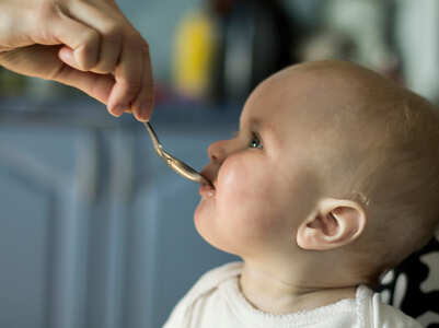 How to introduce solid foods to babies