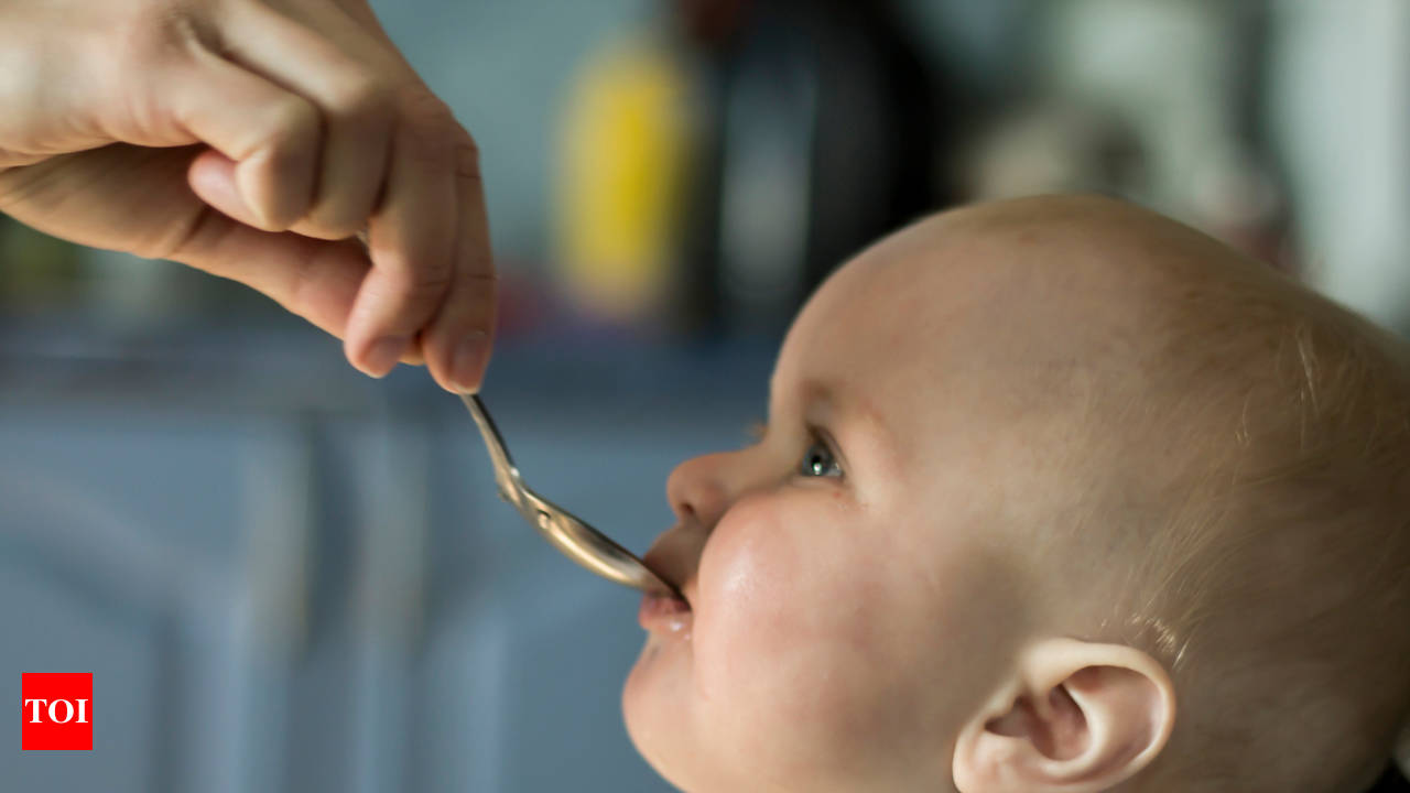 Baby Feeding Schedule: When, what and how to introduce solid foods to  babies