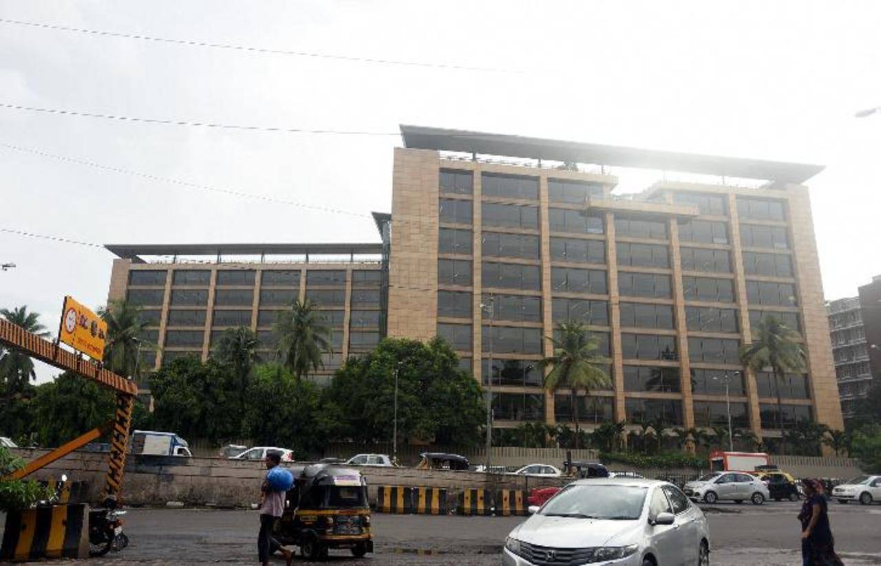 Reliance Infra sells Santacruz HQ to Yes Bank to settle debt - Times of  India
