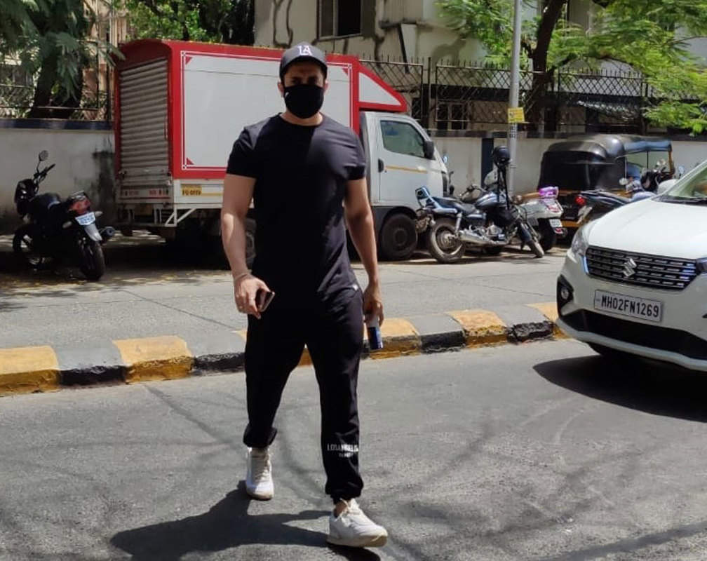 
Sunny Singh spotted entering his gym in Juhu
