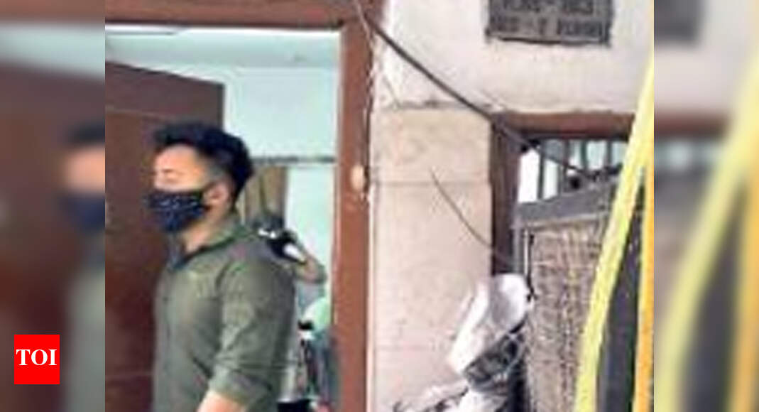 Man kills wife and 2 kids, hangs self in Delhi's Rohini | Delhi News ...