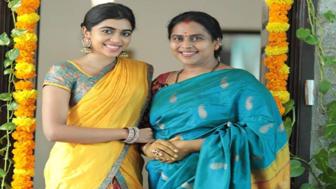 No mother-daughter bond between Lovelyn and me on the set: Viji Chandrasekar  | Tamil Movie News - Times of India