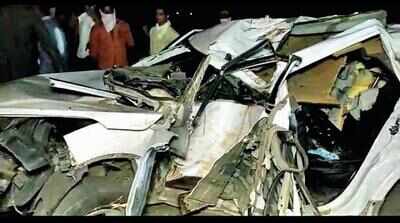 Two killed as SUV crashes into tree | Vadodara News - Times of India