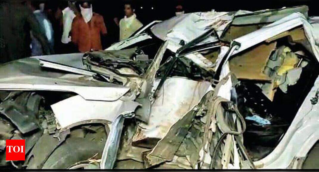 Two killed as SUV crashes into tree | Vadodara News - Times of India