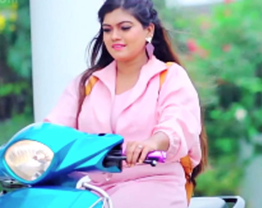
Nisha Dubey's new Bhojpuri song 'Lalka T-shrtawa Wala' is out
