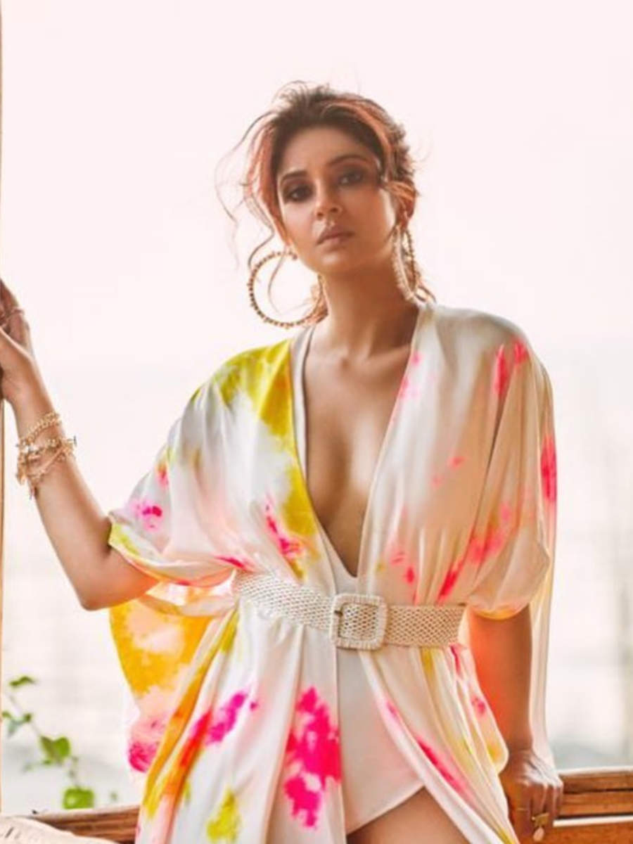 Jennifer Winget steams up the internet with her bewitching pics.