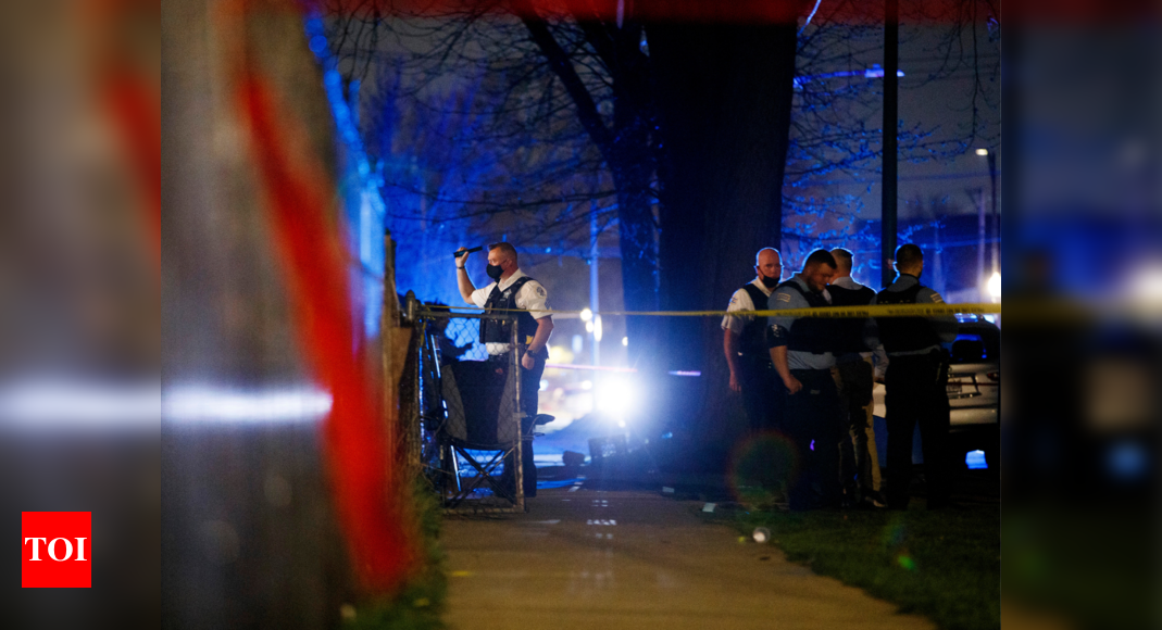 Seven shot in Chicago as gunfire erupts during sidewalk fight