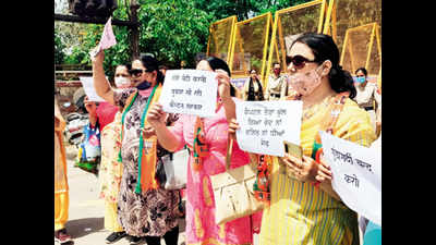 Farmers oppose BJP Mahila Morcha protest in Bathinda