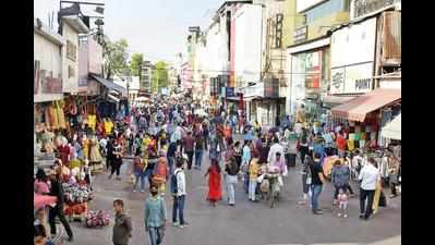 Curbs on, crowd starts thinning at Delhi markets