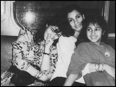 Twinkle Khanna shares a throwback moment with mom Dimple Kapadia and sister Rinke; Sussanne Khan calls it a 'priceless pic'