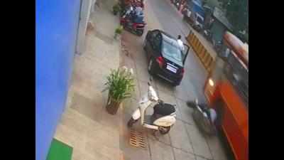 Mumbai: 19-yr-old falls off bike, run over by bus