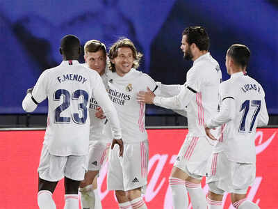 Real Madrid beat Barcelona 2-1 in El Clasico, go top of La Liga ...