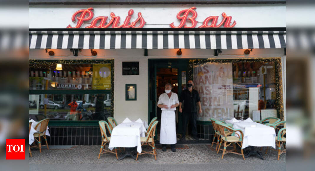 Police bust 100 at underground Paris restaurant